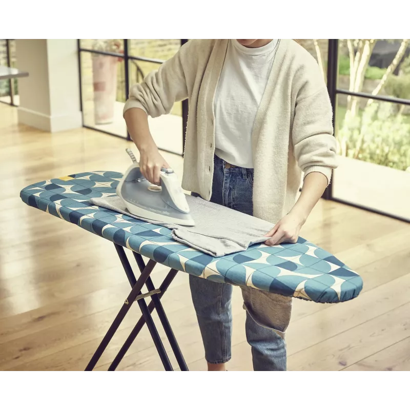 Joseph Joseph Flexa sininen helposti istuva silityslauta päällinen 135 cm