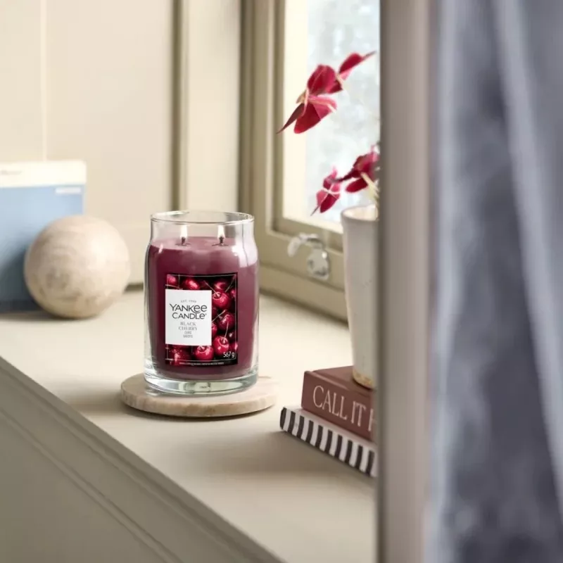 Yankee Candle Signature Black Cherry suuri tuoksukynttilä lasipurkissa 567g