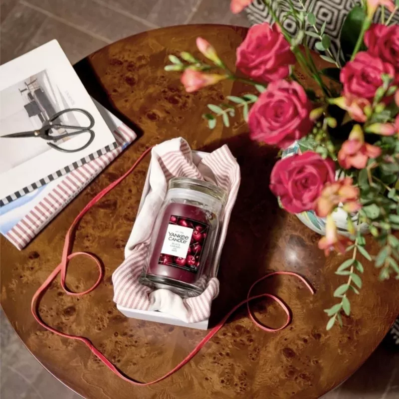 Yankee Candle Signature Black Cherry suuri tuoksukynttilä lasipurkissa 567g