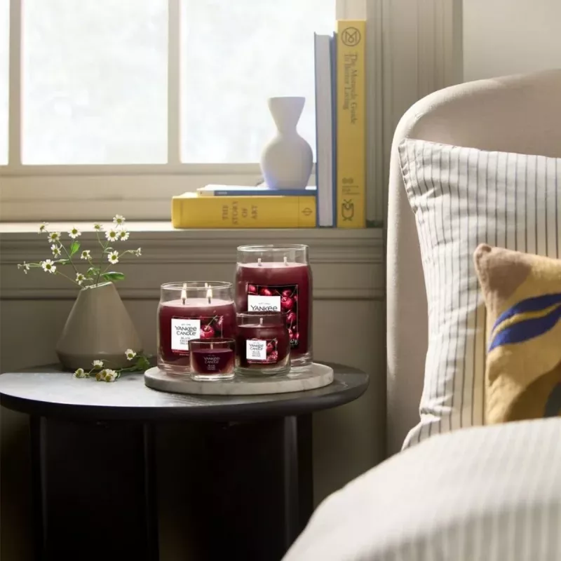 Yankee Candle Signature Black Cherry suuri tuoksukynttilä lasipurkissa 567g