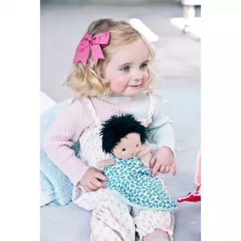 Lilliputiens vauvanukke korissa asulla ja peitolla Ari