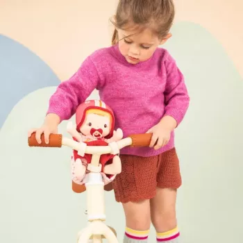 Lilliputiens Lena-nukke pyöränistuimessa pehmolelun ja kypärän kanssa 18 kk+
