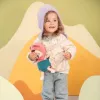 Lilliputiens Jeanne-vauvannukke kantokopassa hatun kanssa 18 kk+