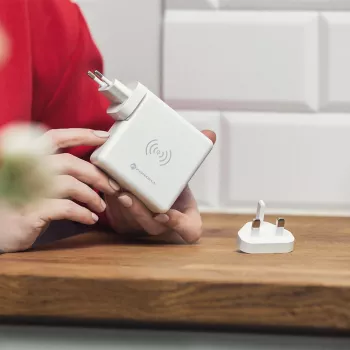 FORCELL F-ENERGY 4-in-1 15 W langaton laturi USB/USB-C-liitännöillä ja 8000 mAh varavirtalähde