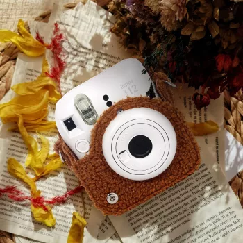 LOVEINSTANT suojakotelo Fujifilm Instax Mini 12 - plussakoira-design - ruskea