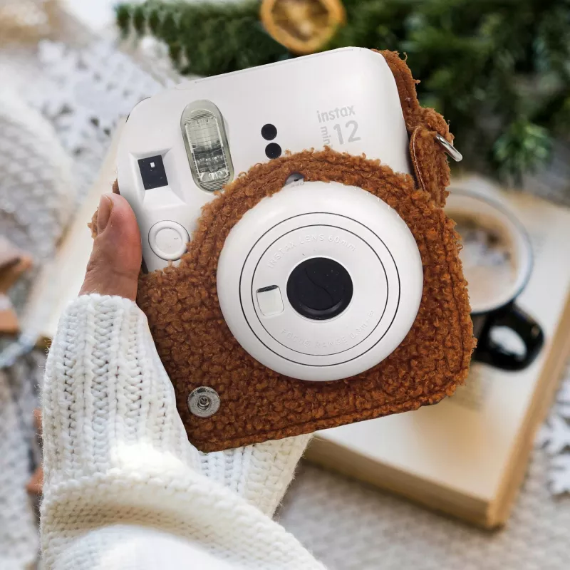 LOVEINSTANT suojakotelo Fujifilm Instax Mini 12 - plussakoira-design - ruskea