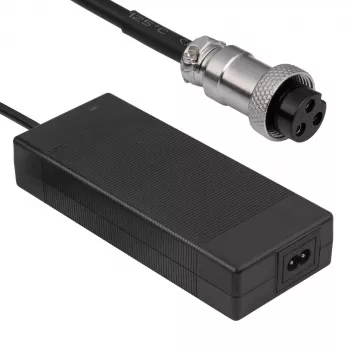 Akyga AK-EV-22 sähköpyörän laturi 60 V:n Li-Ion-akuille (16S), 67,2 V, 2 A, 135 W, GX16 12 mm liitäntä, 1,2 m