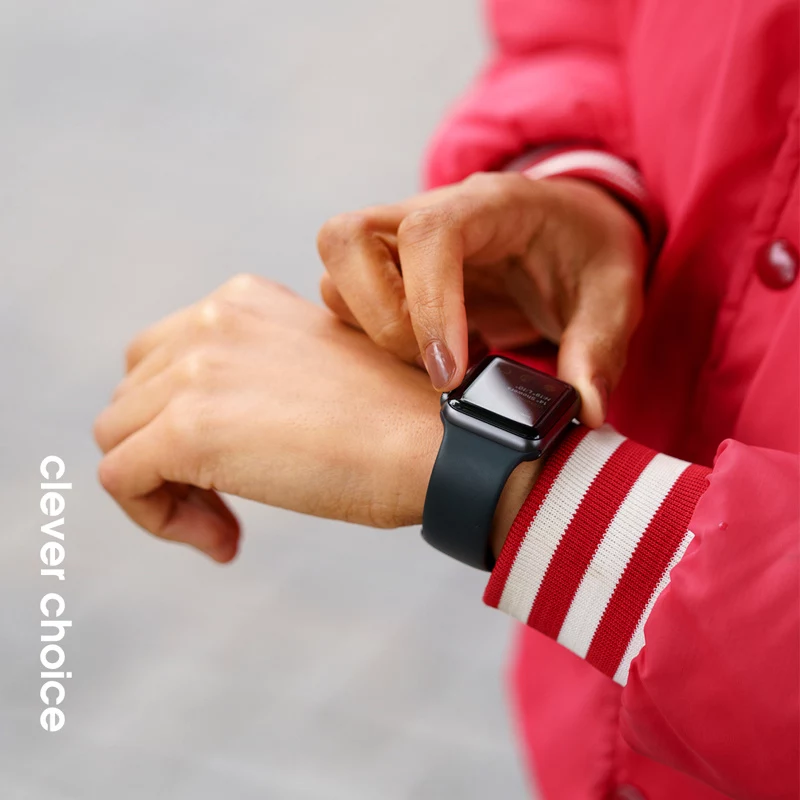 Crong Liquid Silicone ranneke Apple Watch 38/40/41/42 mm (musta)