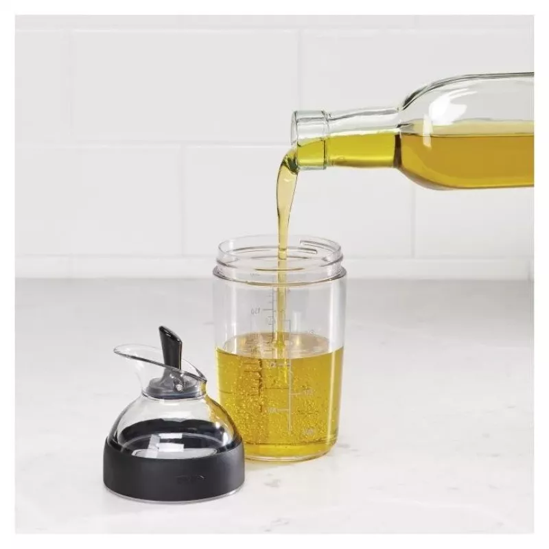 OXO Good Grips salaattikastikkeen ravistin 236 ml musta