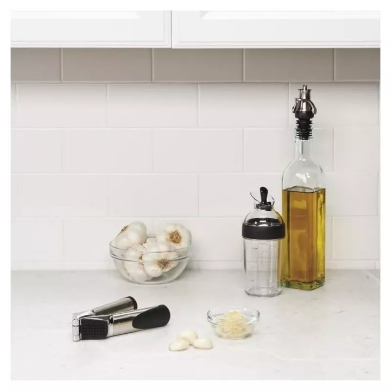 OXO Good Grips salaattikastikkeen ravistin 236 ml musta