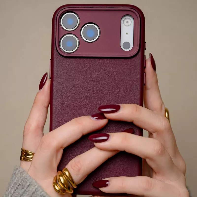 Decoded Leather Backcover iPhone 17 Pro Maxille MagSafe-yhteensopiva - Dark Ruby