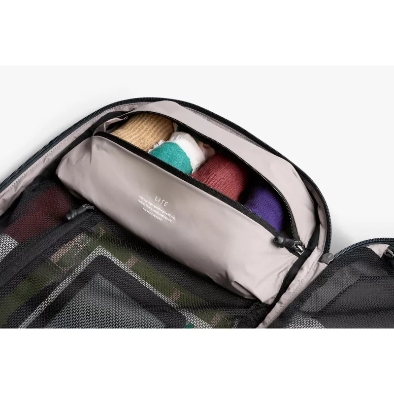 Bellroy Lite Travel Pack - 30L matkareppu kannettavan tietokoneen lokerolla (Ash)