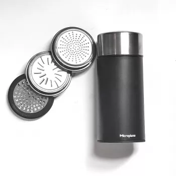 Microplane Universal Mill - musta/läpinäkyvä, kiertoraastin kovalle juustolle, suklaalle, pähkinöille, mausteille