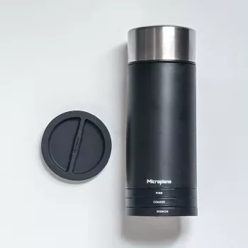 Microplane Universal Mill - musta/läpinäkyvä, kiertoraastin kovalle juustolle, suklaalle, pähkinöille, mausteille