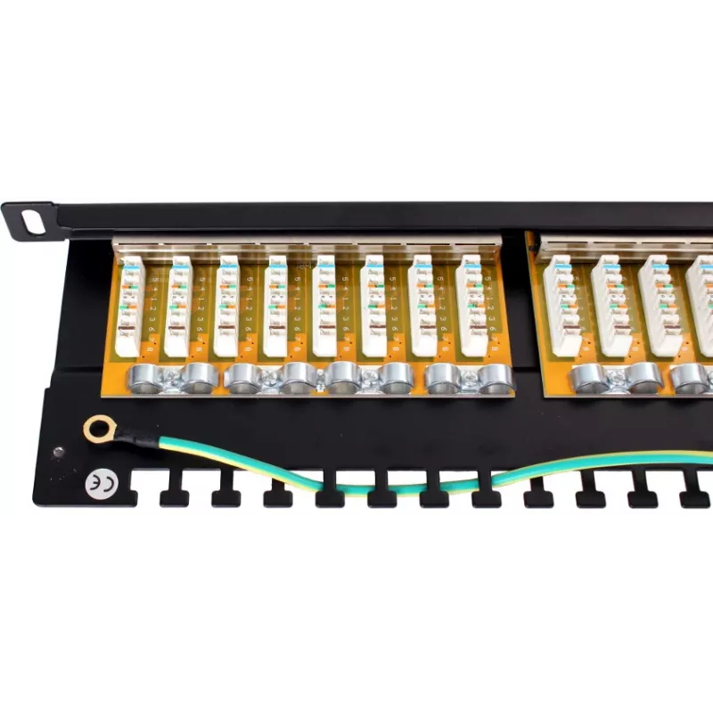 GETFORT PGF-6FTP24-B8 FTP Cat.6 24-porttinen patch-paneeli 0.5U musta