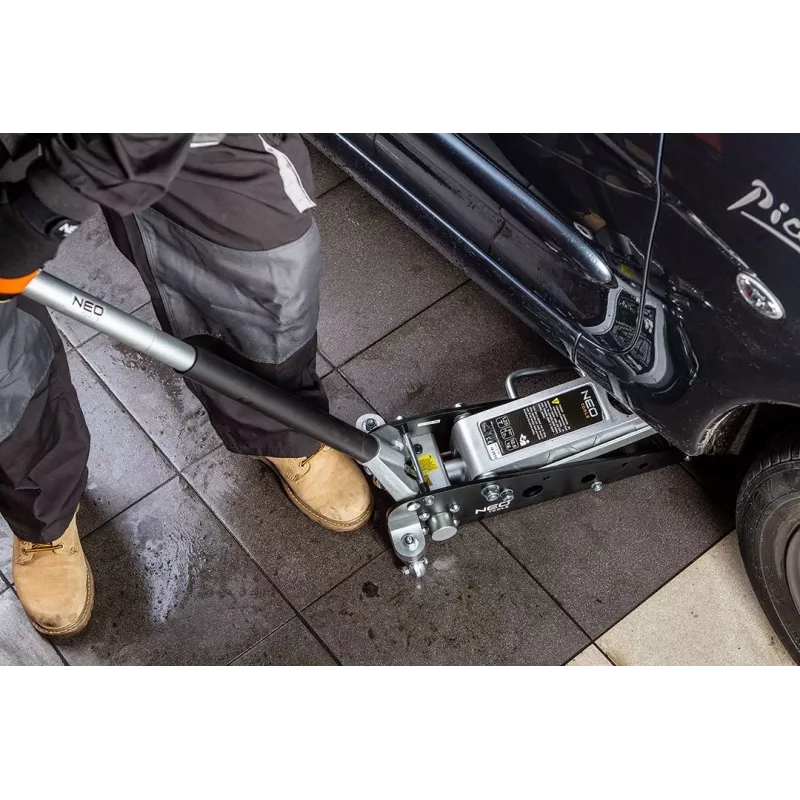 NEO Tools 11-730 auton tunkki/jalusta
