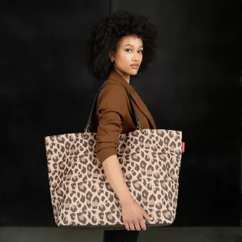Reisenthel Shopper XL Leo Macchiato – suuri ostoskassi kierrätetystä PET:stä leopardikuviolla, 35 L