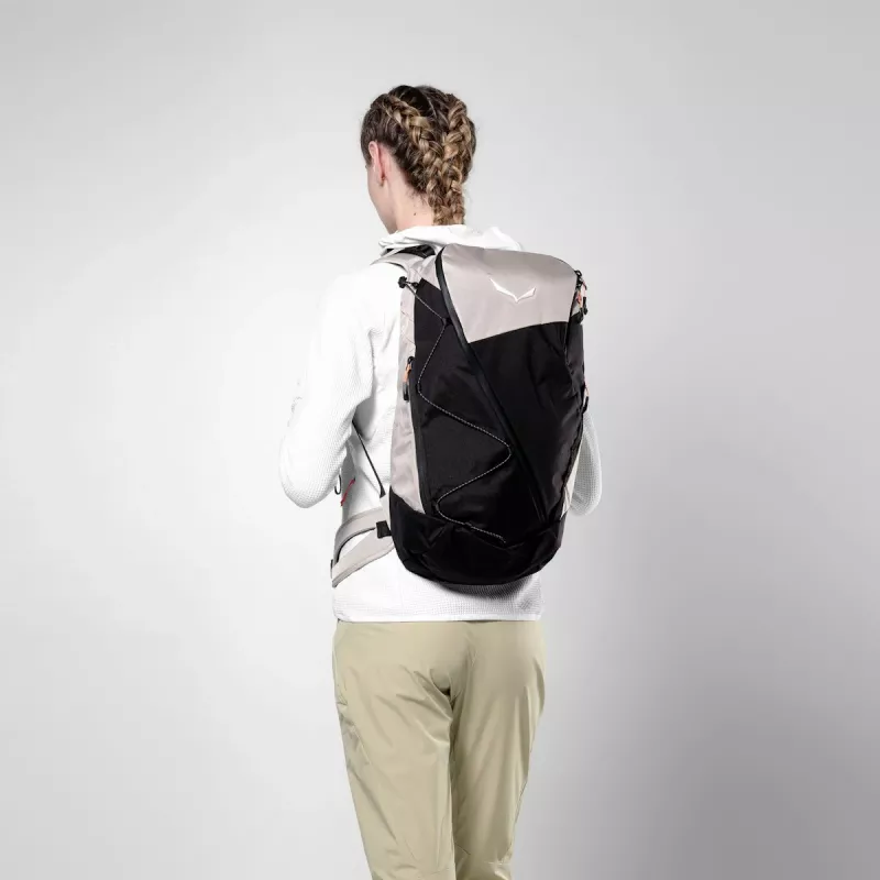 Salewa Puez 23L naisten vaellusreppu - Black Out/Oatmeal