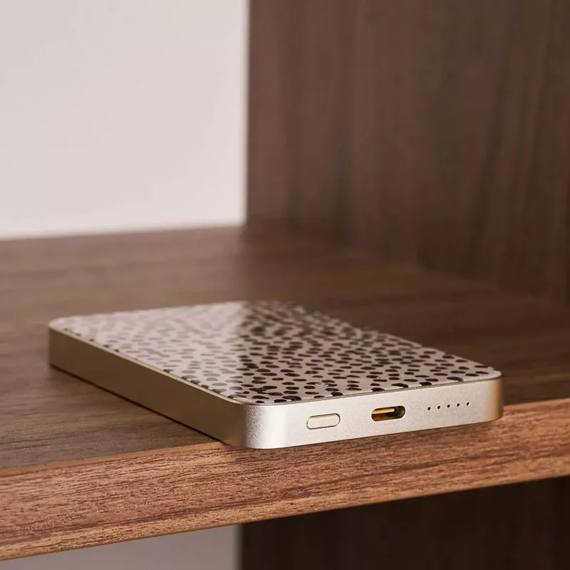 Burga Magnetic 5000 mAh varavirtalähde Almond Latte Gold