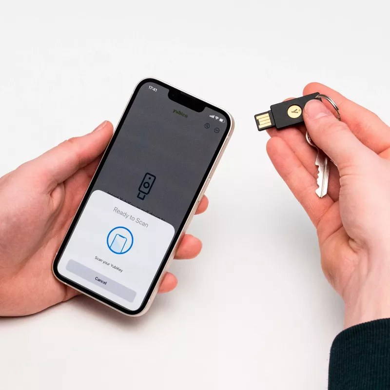 YubiKey 5 NFC -tietoturva-avain 2 kpl:n pakkaus (musta/kulta, USB-A & NFC)