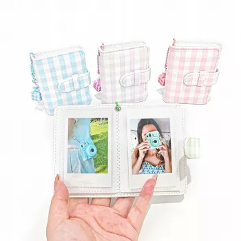 LOVEINSTANT taskuvalokuva-albumi 28 Instax Mini & Zink -kuvalle, ruutunsininen
