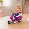 LEAN TOYS Anlily matkanukke potkulaudalla silmälaseilla, puhelintelineellä ja tarvikkeilla