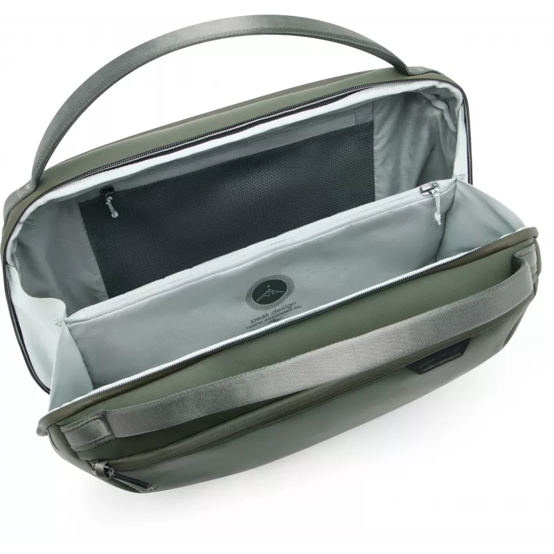 Muotoaan pitävä duffel-tyylinen viikonloppulaukku Peak Design Travel Weekender 25L, Sage (BTRW-25-SG-2)