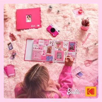 Kodak x Barbie 8x8 tuuman skräppivalokuva-albumi kangaskannella ja kuvakehyksellä, roosa (RODB2X3SBPK)