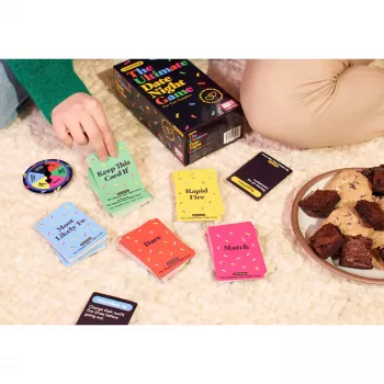 Just Play Let's Get Deep - täydellinen treffi-illan peli, 400 keskustelukorttia pariskunnille, 3 tasoa: Ice Breaker, Deep, Deeper, 2+ pelaajaa, 17-vuotiaasta