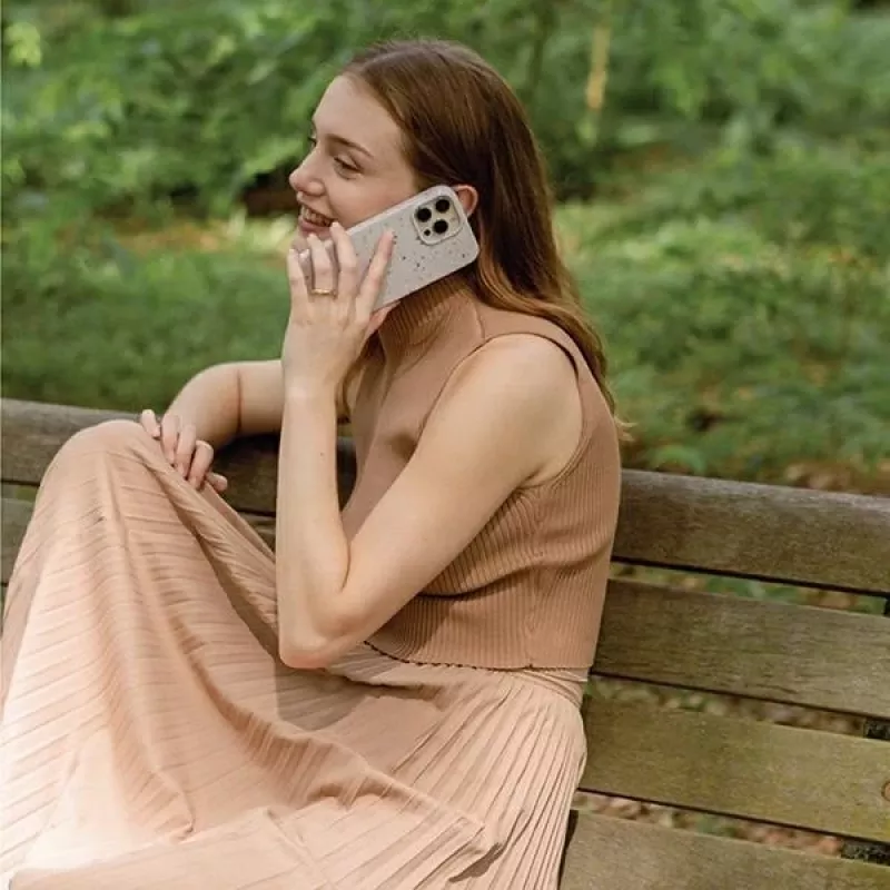 UNIQ Coehl Terrazzo -kotelo iPhone 14 Plus / 15 Plus -puhelimelle, korallinpunainen