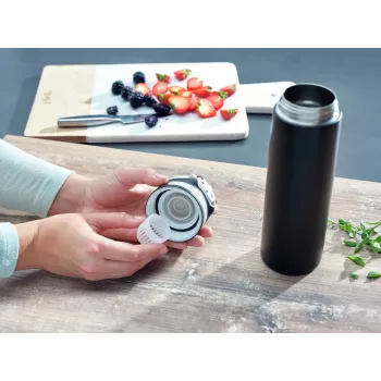 LEIFHEIT Thermo Flip 600ml musta eristetty matkamuki