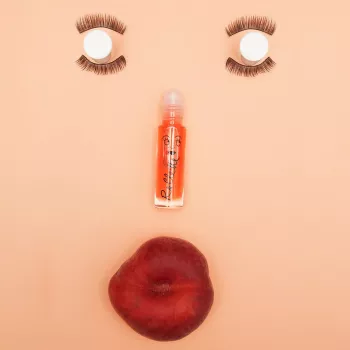 Nailmatic Kids Roll-On -huulikiilto persikka 6,5 ml – kosteuttava vegaaninen lasten huulikiilto aprikoosinsiemenöljyllä ja E-vitamiinilla