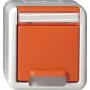 Gira SCHUKO-pistorasia kääntökannella, pinta-asennus, oranssi 4440309