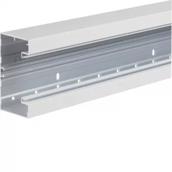 Hager BRA6513019016 Seinäkanavan pohja, etulukitus, 65x130 mm, liikennevalkoinen (RAL 9016)
