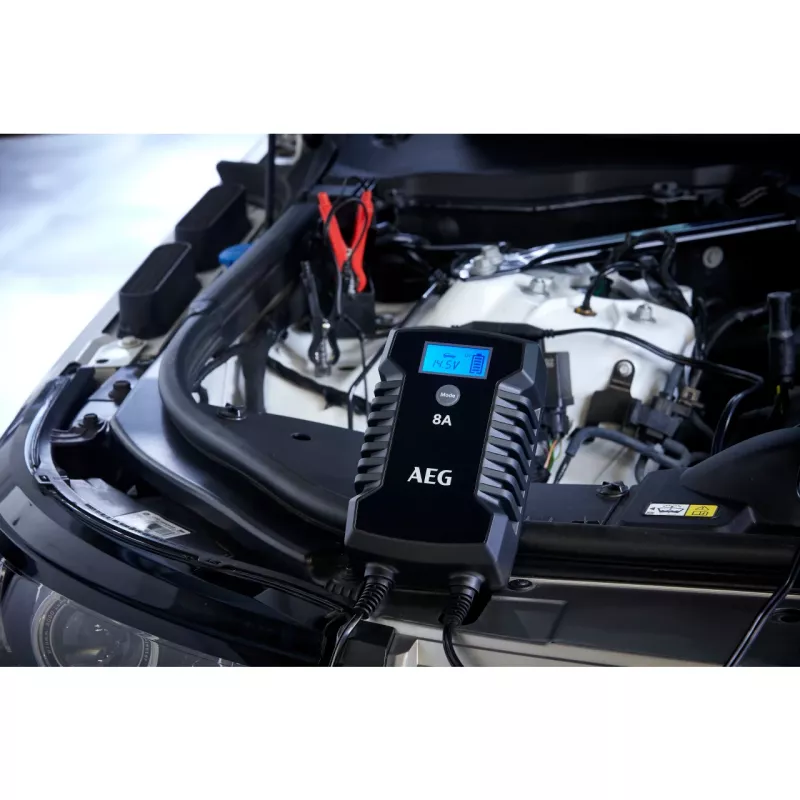 AEG LD8 10618 ajoneuvon akkulaturi 12V/24V 8A/4A automaattinen