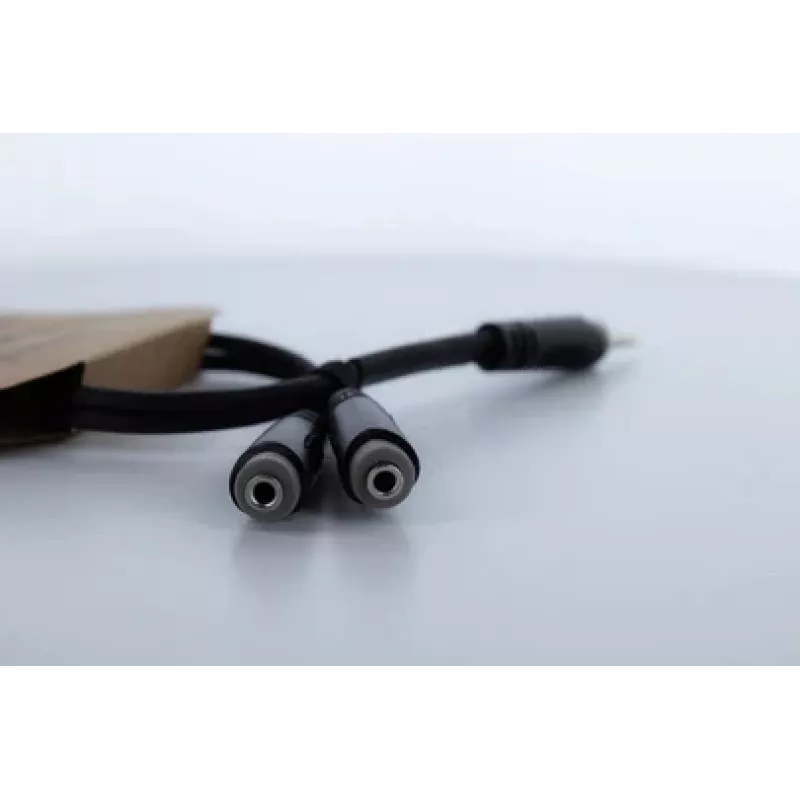 Cordial 14883 3,5 mm stereo Y-adapterikaapeli, 1x plugi uros 2x plugi naaras, 0,3 m, musta