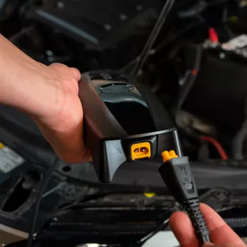 CTEK 40-376 adapterikaapeli yhdistää CS ONE -laitteen CONNECT-lisävarusteisiin