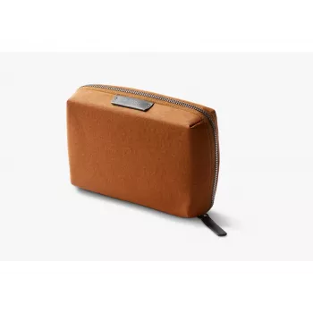 Bellroy Tech Kit Compact – pronssi tekniikan tarvikkeiden järjestäjä