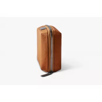 Bellroy Tech Kit Compact – pronssi tekniikan tarvikkeiden järjestäjä