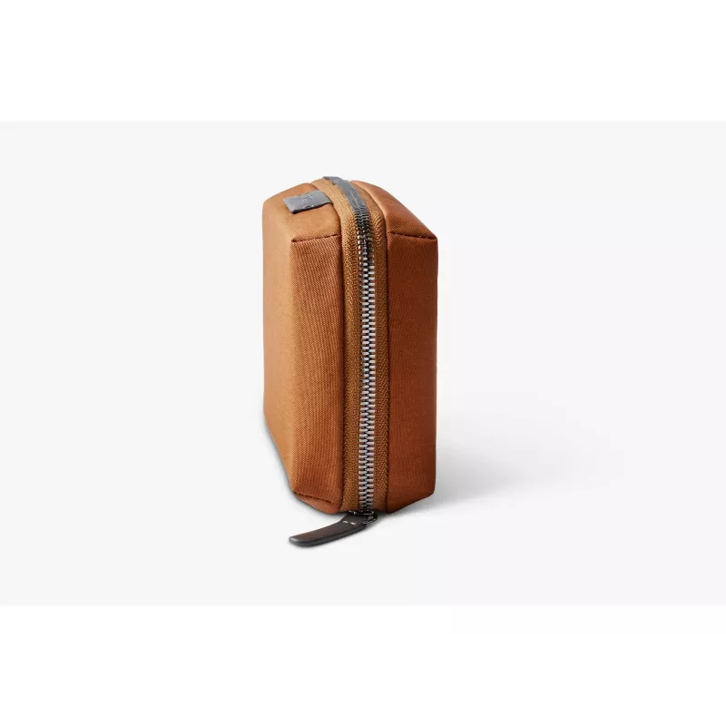 Bellroy Tech Kit Compact – pronssi tekniikan tarvikkeiden järjestäjä