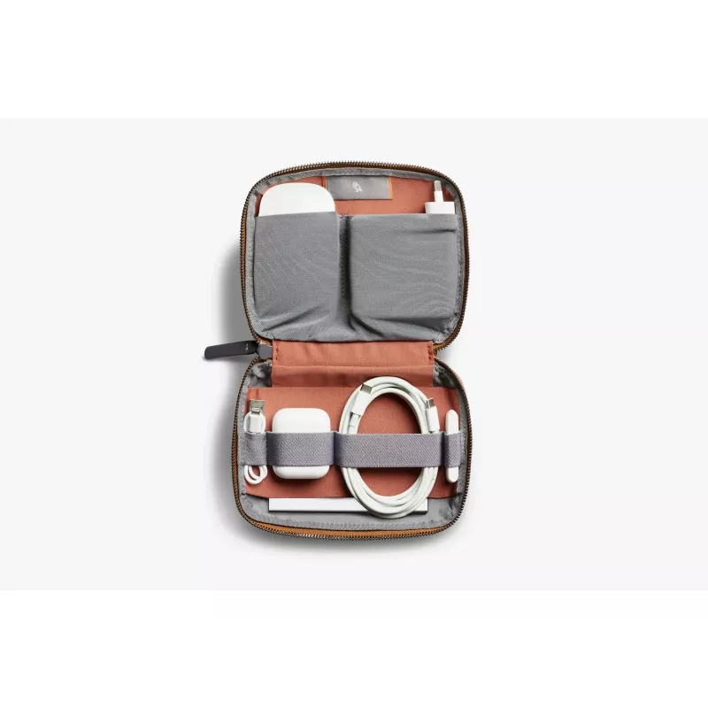 Bellroy Tech Kit Compact – pronssi tekniikan tarvikkeiden järjestäjä