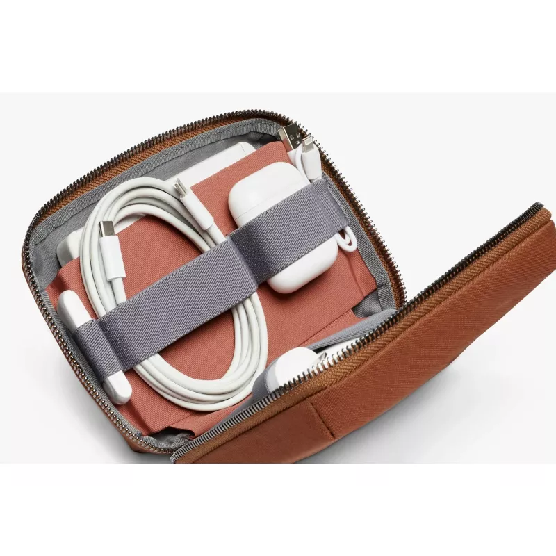 Bellroy Tech Kit Compact – pronssi tekniikan tarvikkeiden järjestäjä