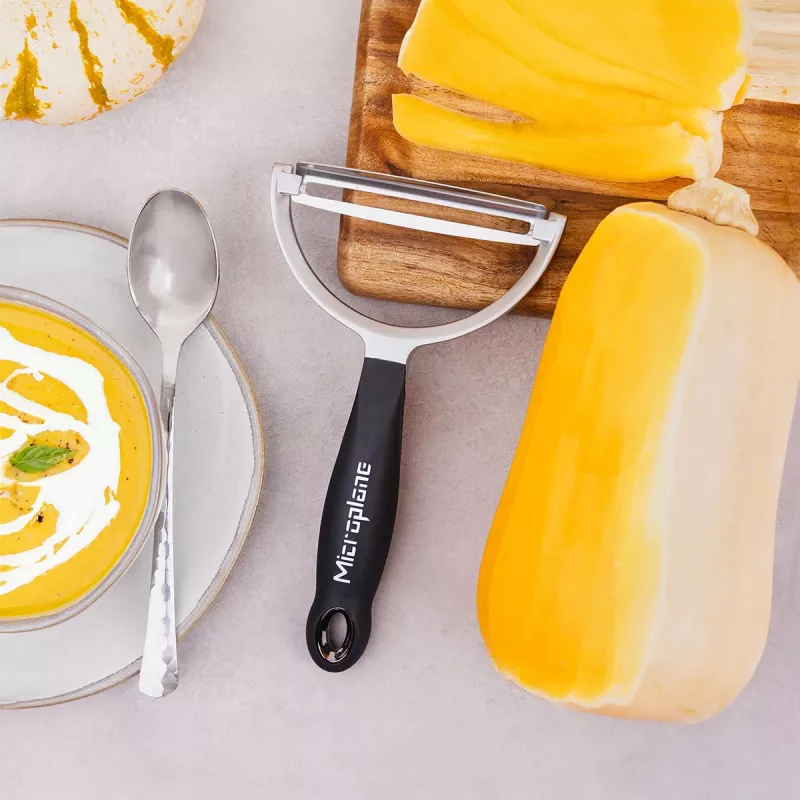Microplane Peeler XL kuorimaveitsi kirurgisella ruostumattomalla terällä, ergonomisella Soft-Touch-kahvalla, integroidulla perunansilmäpoistajalla, musta