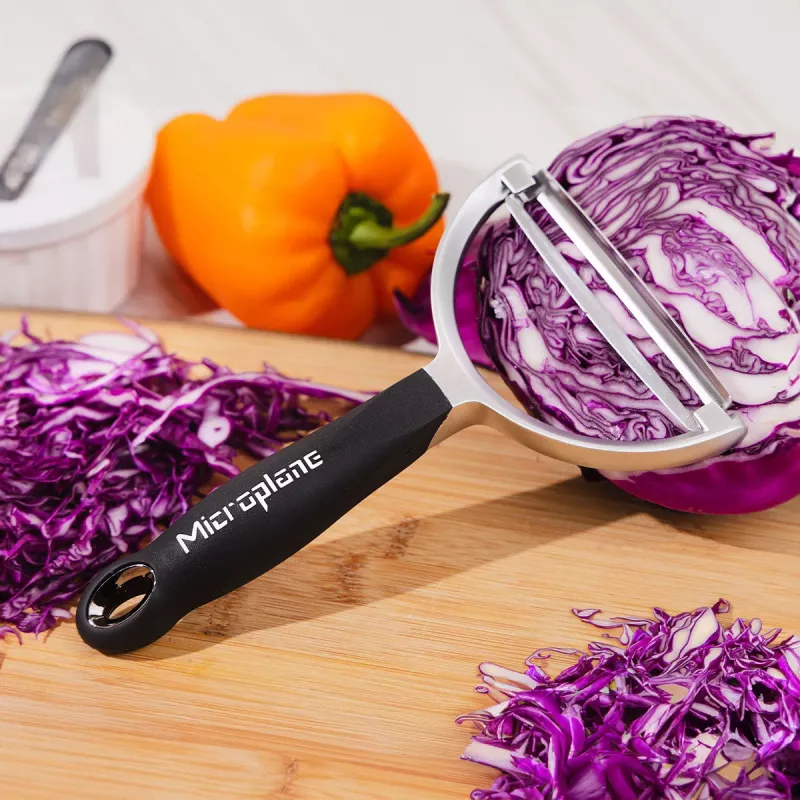 Microplane Peeler XL kuorimaveitsi kirurgisella ruostumattomalla terällä, ergonomisella Soft-Touch-kahvalla, integroidulla perunansilmäpoistajalla, musta