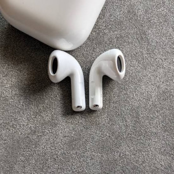 Apple AirPods 5 -nappikuulokkeet, valkoinen, MKFW4LL/A