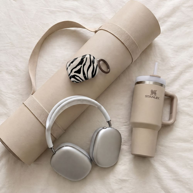 Tech-Protect Lamano -kotelo Apple AirPods Pro 3 -kuulokkeille karabiinilla, Nature Muse (musta ja beige)