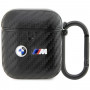 BMW BMA2WMPUCA2 Carbon Double Metal Logo -suojakotelo Apple AirPods 1/2 -kuulokkeille, musta