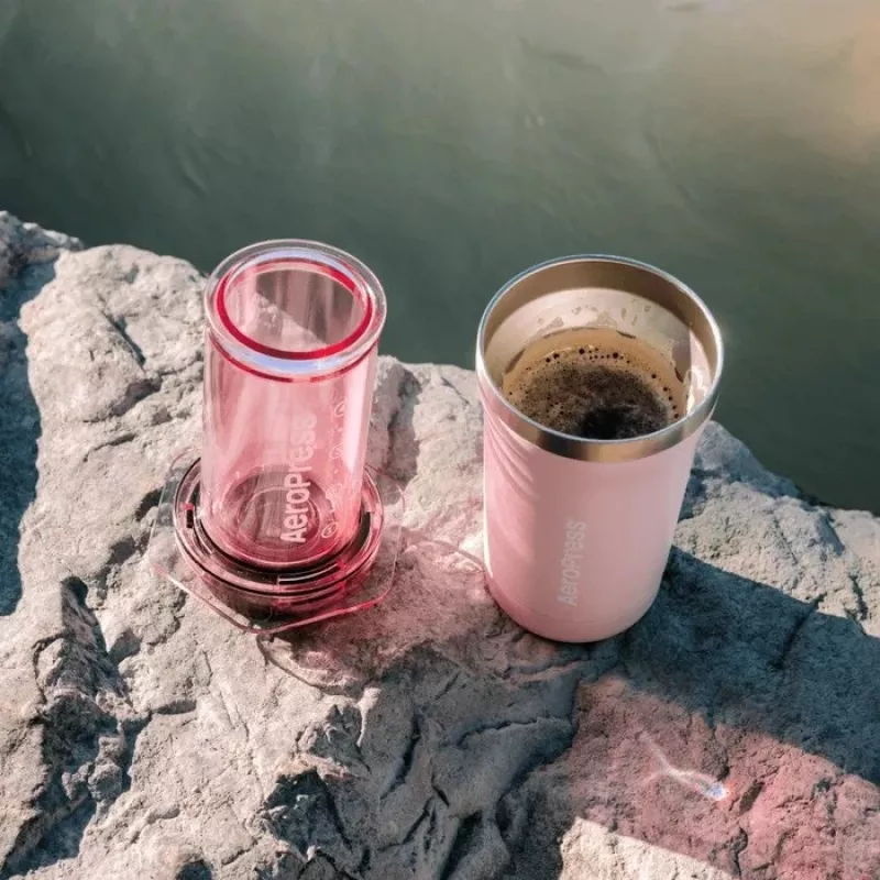 AeroPress Go Plus kahvinkeitin vaaleanpunaisella termomukilla 475 ml