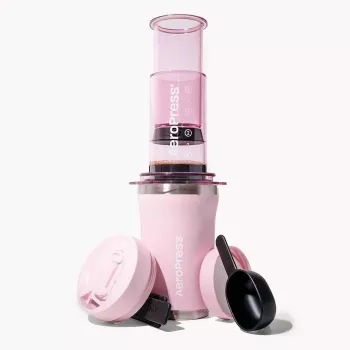 AeroPress Go Plus kahvinkeitin vaaleanpunaisella termomukilla 475 ml