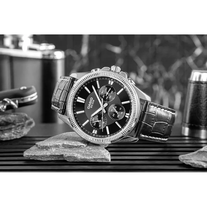 CASIO MTP1375L1AVDF miesten analoginen kvartsikello nahkarannekkeella, musta kellotaulu, 42 mm